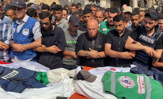 哀悼者为8月10日遭以色列空袭遇害的巴勒斯坦记者举行葬礼祷告。